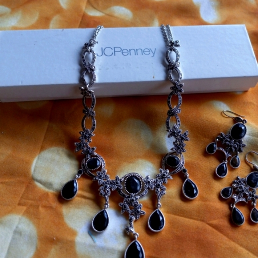 🖤🤍 Classy J.C. Penney's necklace & earrings set. 🤍🖤